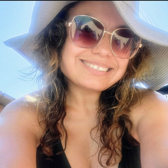 Meet your Posher, Clarissia - Picture 1 of 1